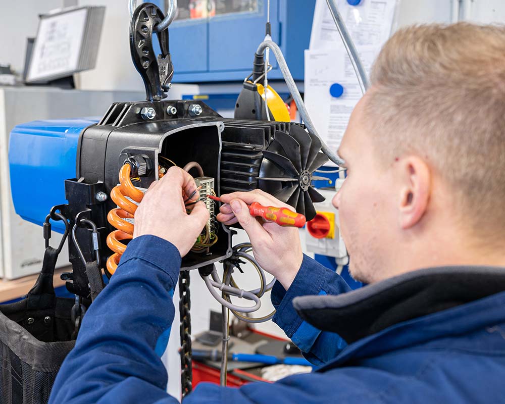 Technische Innovation und langjährige Erfahrung gehen bei PLANETA Service Hand in Hand. Als verlässlicher Partner sorgen wir dafür, dass unsere Kunden problemlos und vor allem unfallfrei mit ihren Anlagen und Geräten arbeiten können. Teams von PLANETA Service sind in nahezu ganz Europa im Einsatz.